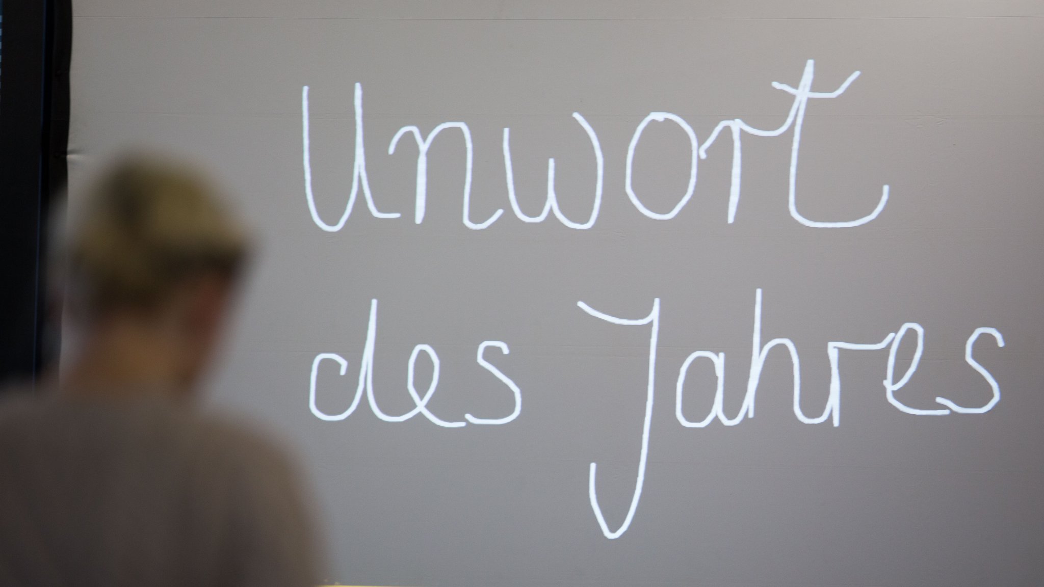 Das "Unwort des Jahres" steht auf einer Leinwand (Symbolbild)