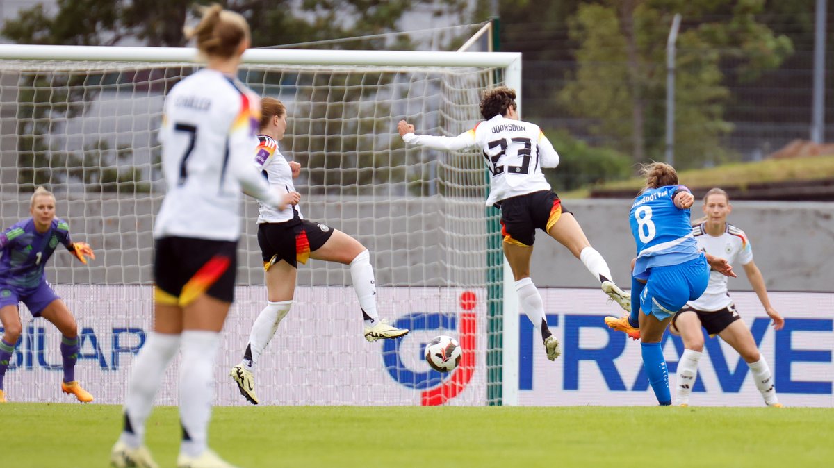 Alexandra Johannsdottir (2.v.r) aus Island trifft zum 2:0 gegen Deutschland