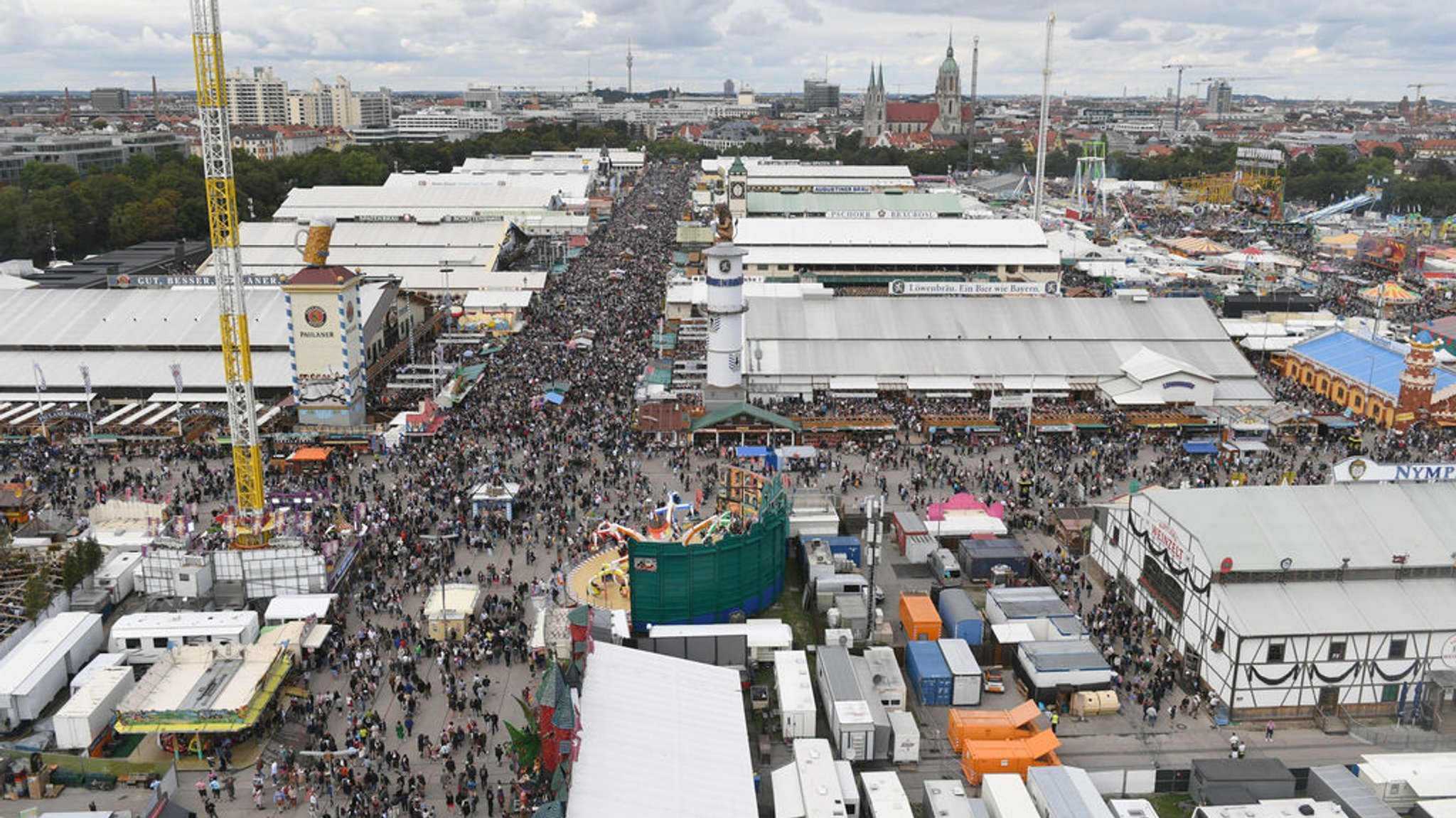 23.09.2023, Bayern, München: Blick aus dem Riesenrad: Unzählige Besucher gehen bei bewölktem Himmel über das Oktoberfest. Die 188. Wiesn findet dieses Jahr vom 16.09.- 03.10.2023 statt. Foto: Felix Hörhager/dpa +++ dpa-Bildfunk +++