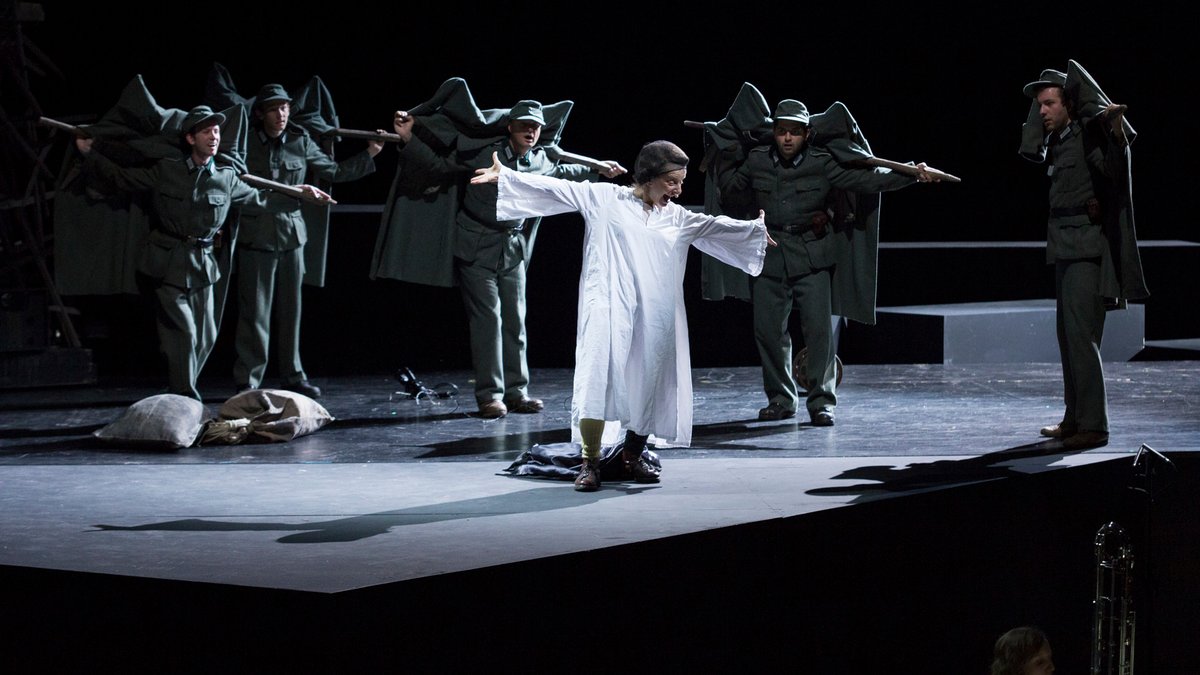 Szene aus "Stillhang" bei den Tiroler Festspielen Erl (Frau in weißem Nachthemd tanzt mit Soldaten)