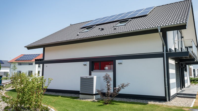 Fertighaus in Günzburg mit Photovoltaik-Anlage auf dem Dach und Wärmepumpe (Symbolbild)