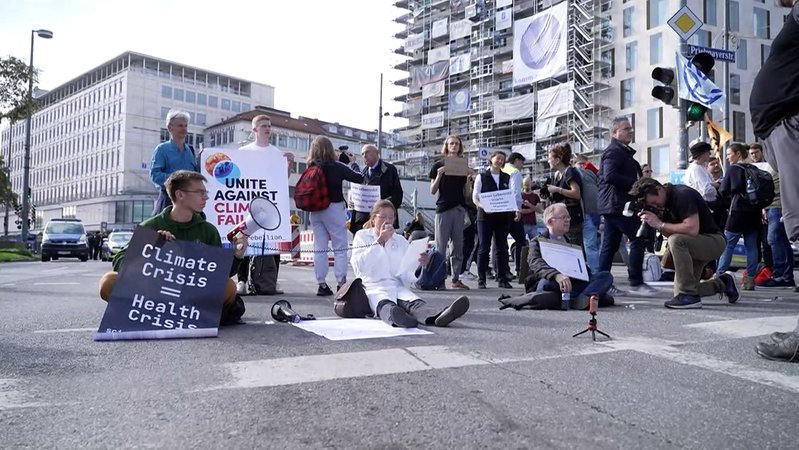 Eine Gruppe der Aktivisten von Scientist Rebellion hat am Freitagmittag am Münchner Stachus einen Teil der Fahrbahn blockiert. 