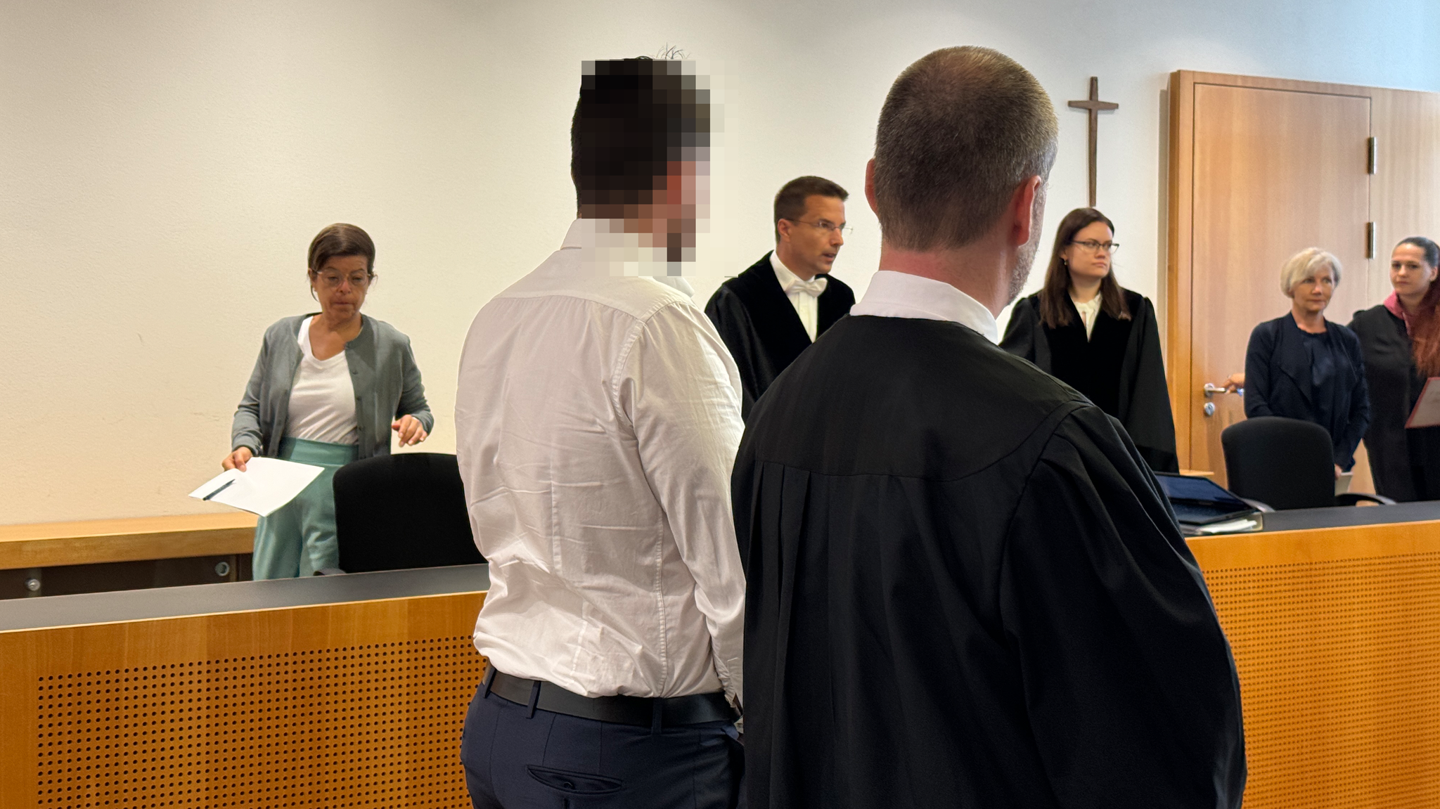 Der angeklagte Polizist steht in weißem Hemd neben seinem Verteidiger vor dem Landgericht Augsburg