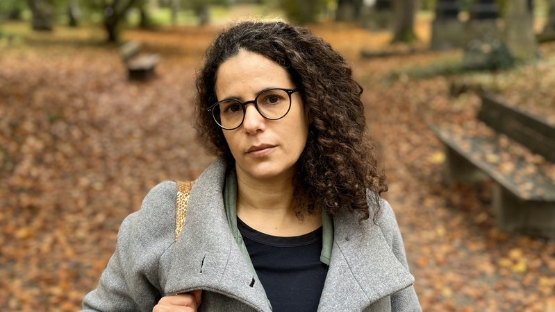 Dafna Gerstner bei einem Spaziergang | Bild: BR/Iris Tsakiridis Dafna Gerstner bei einem Spaziergang