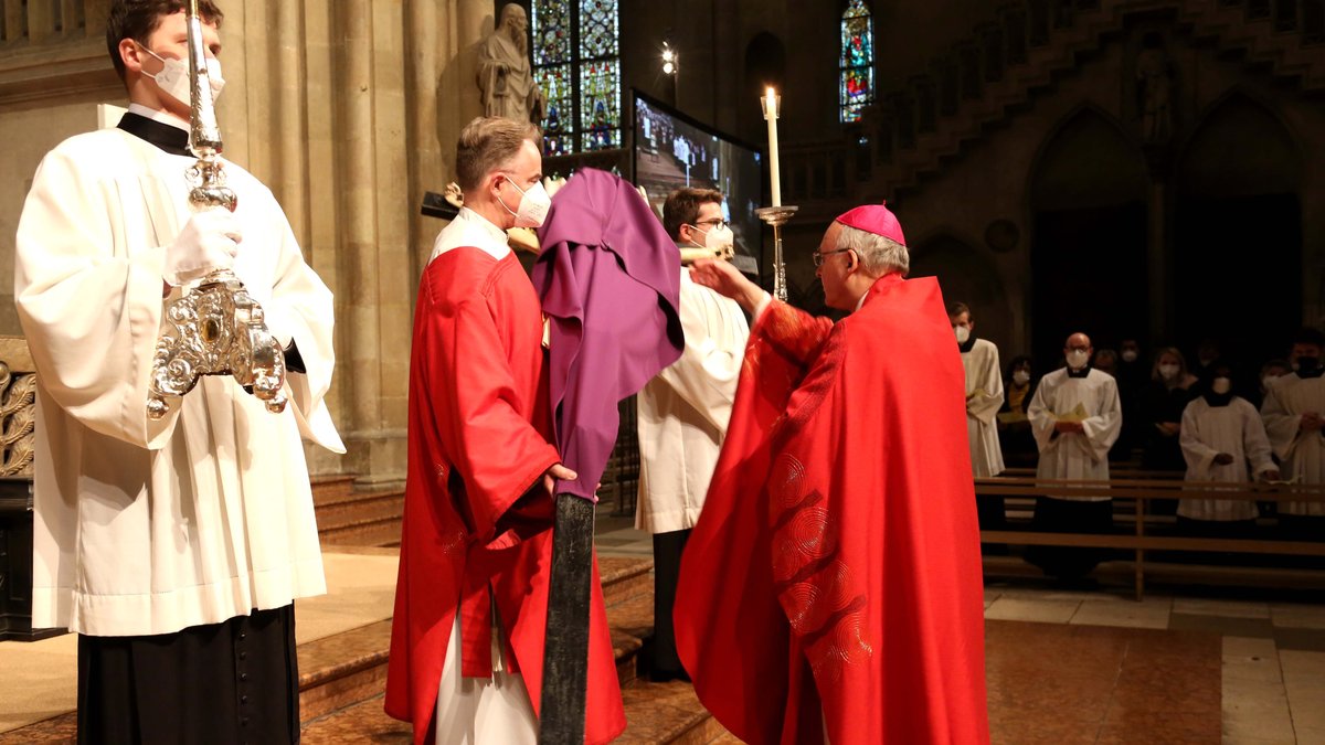 Bischof Voderholzer enthüllte das Kreuz in drei Schritten