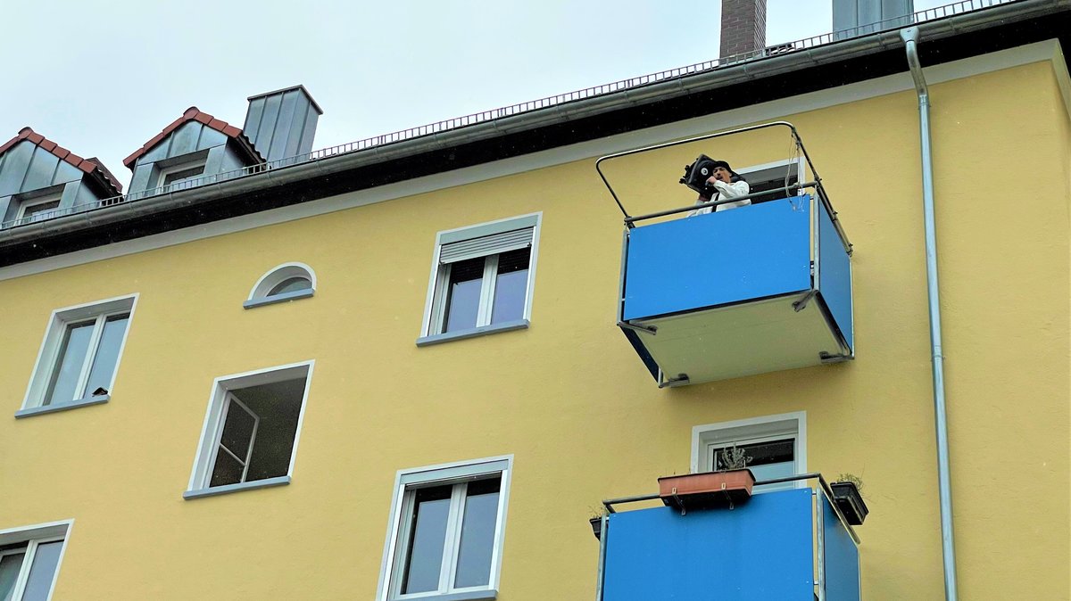 Rameen rappt auf seinem Balkon mitten in der Würzburger Zellerau