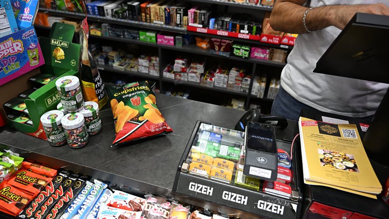 Eine Tüte Chips bei der Kasse eines Kiosks | Bild: dpa-Bildfunk/Felix Hörhager Eine Tüte Chips bei der Kasse eines Kiosks