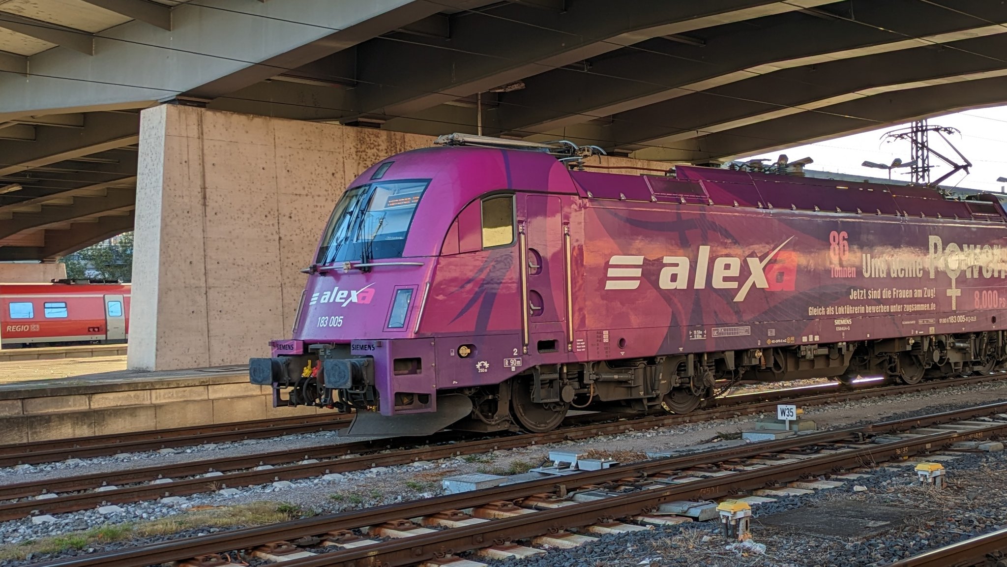 Eine Alex-Lokomotive am Regensburger Hauptbahnhof