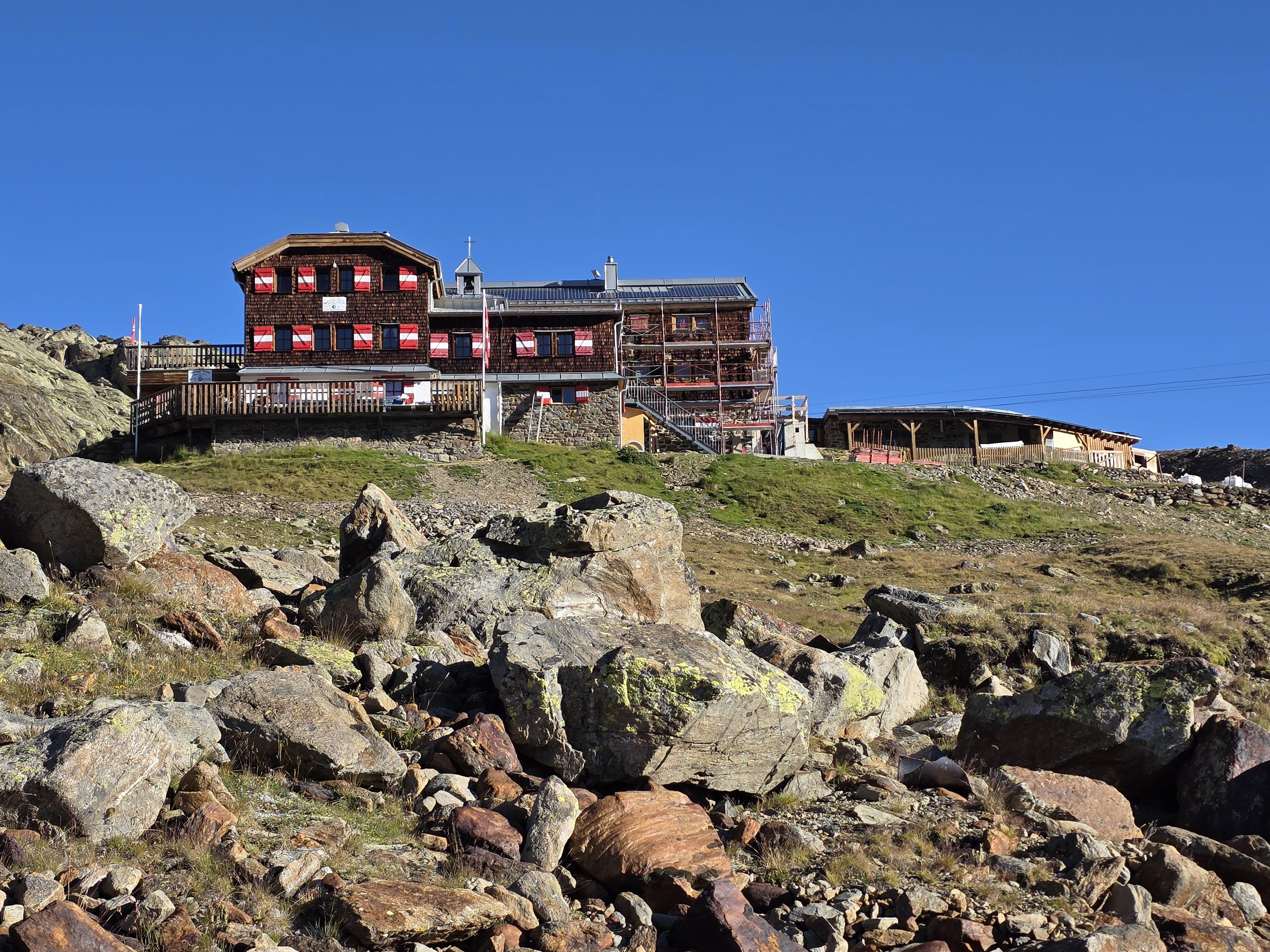 Ein Teil der Vernagthütte ist während der Sanierung mit einem Gerüst versehen.