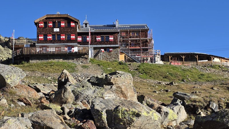 Ein Teil der Vernagthütte ist während der Sanierung mit einem Gerüst versehen. | Bild: BR / Ulrike Nikola Ein Teil der Vernagthütte ist während der Sanierung mit einem Gerüst versehen.
