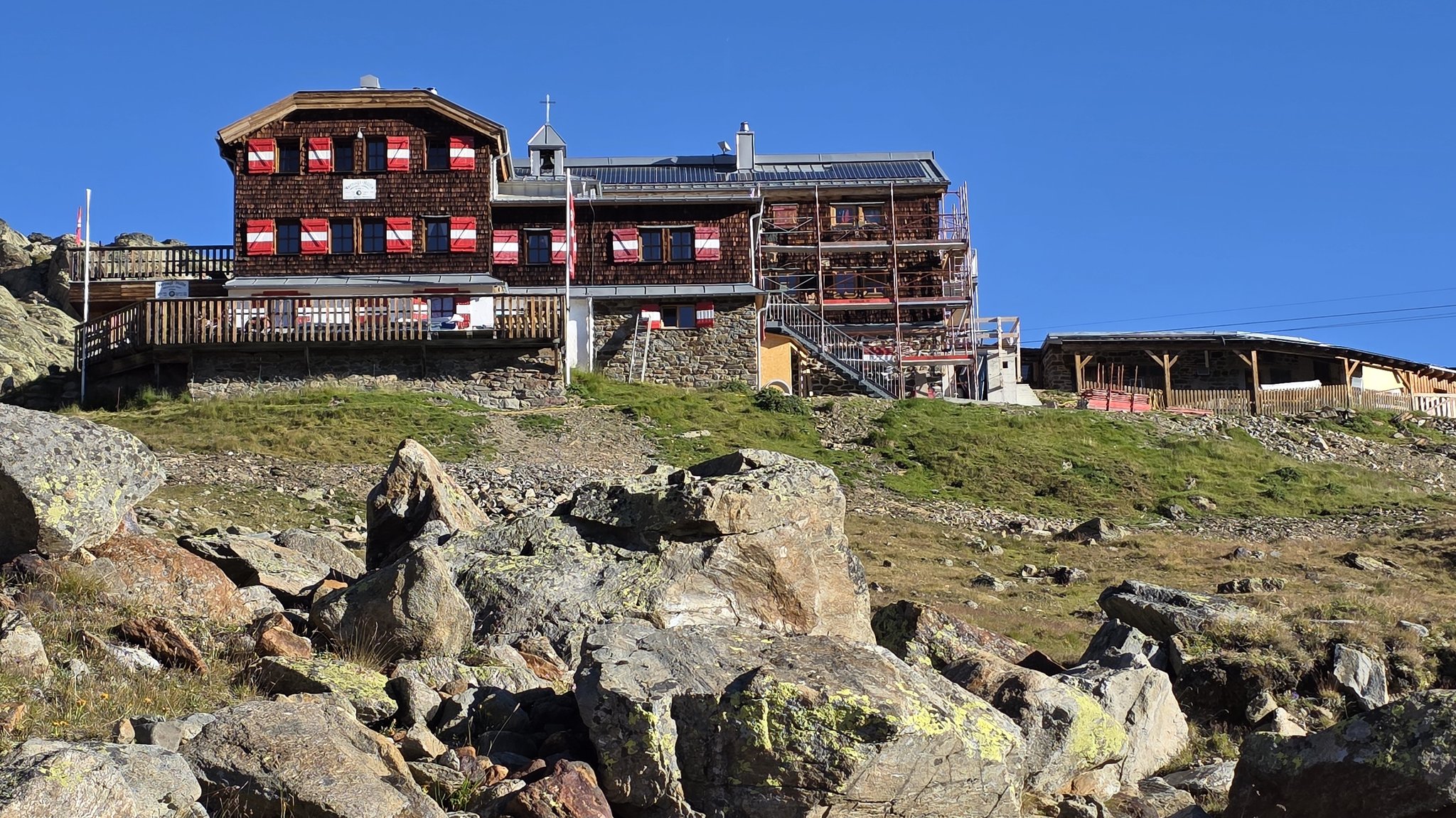 Hütten-Sanierungen in den Alpen: CO2 neutral bis 2030?