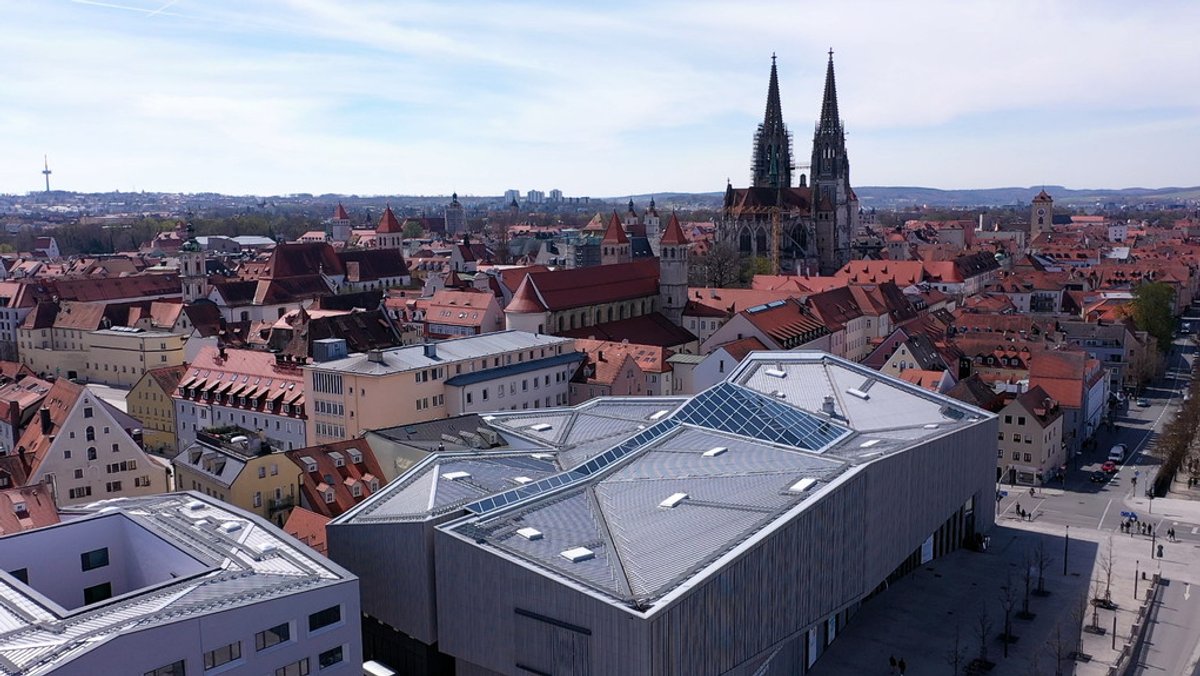 Auf großflächigen Gebäuden, wie das Museum der Bayerischen Geschichte stören Photovoltaikanlagen nicht.