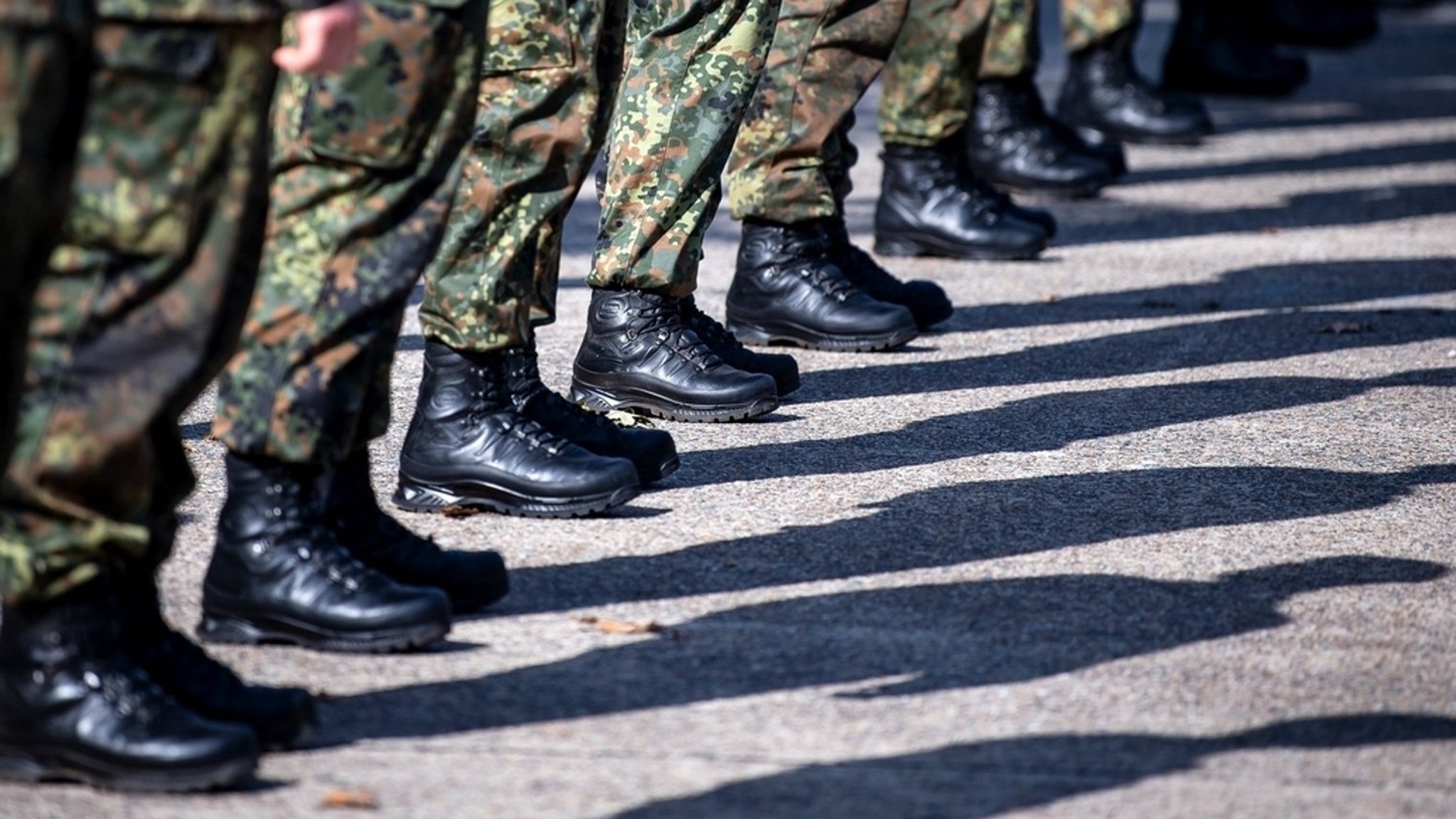 Stramm stehende Bundeswehr-Soldaten (Symbolbild)