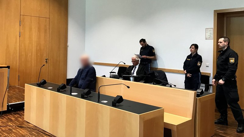 Im Prozess um den Dreifachmord von Langweid fordert die Staatsanwaltschaft eine lebenslange Haftstrafe für den Angeklagten. | Bild: BR Im Prozess um den Dreifachmord von Langweid fordert die Staatsanwaltschaft eine lebenslange Haftstrafe für den Angeklagten.