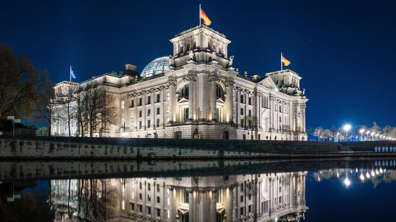 Der Reichstag am Spreeufer in Berlin bei Nacht (Archivbild) | Bild: picture alliance / | Daniel Kalker Der Reichstag am Spreeufer in Berlin bei Nacht (Archivbild)