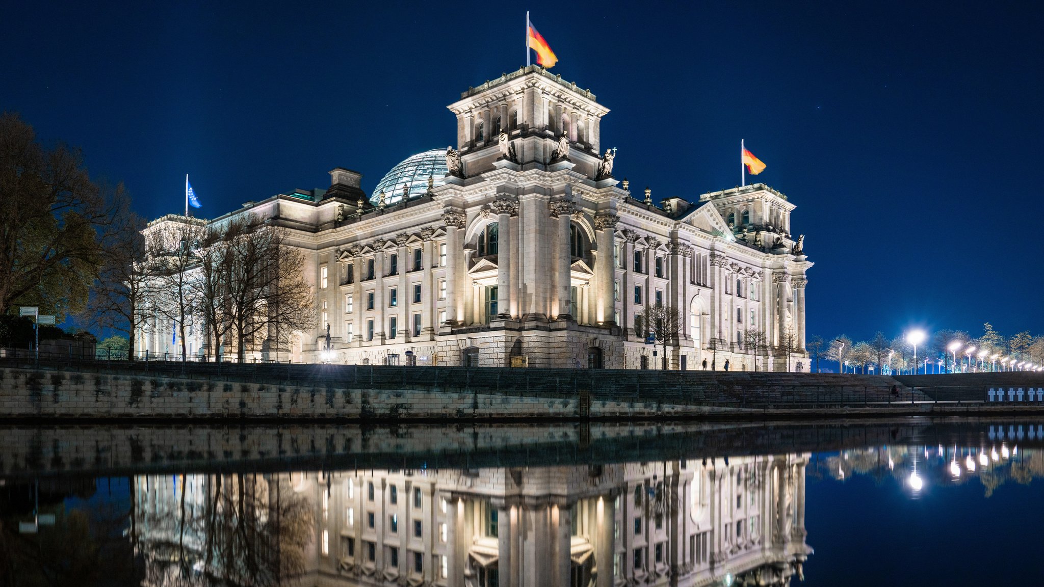 Der Reichstag am Spreeufer in Berlin bei Nacht (Archivbild)