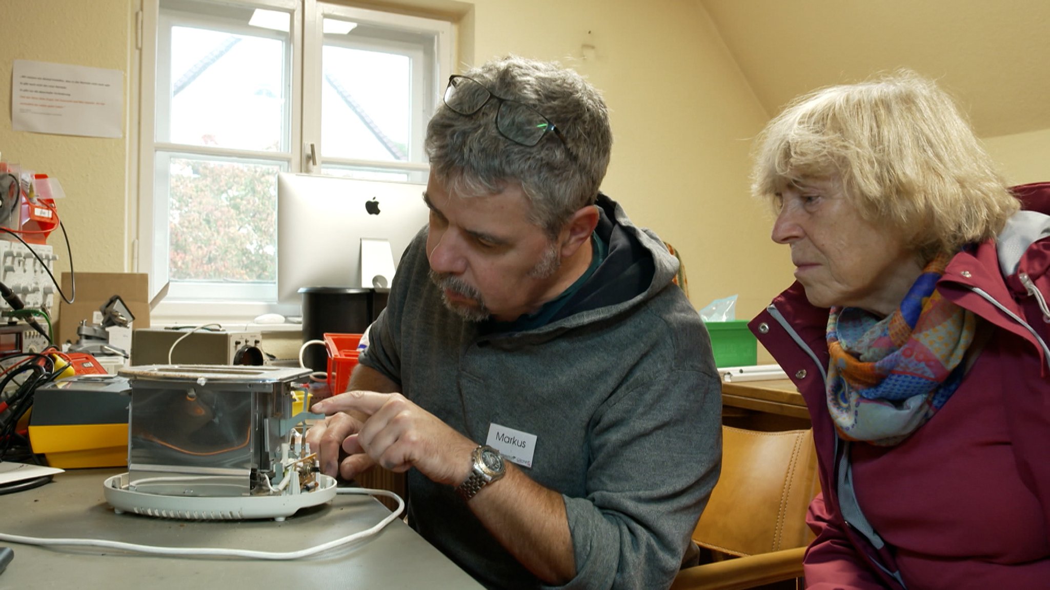 Im Repair-Cafe in Gilching bekommen defekte Elektrogeräte eine zweite Chance – und vieles mehr. | Bild: BR Im Repair-Cafe in Gilching bekommen defekte Elektrogeräte eine zweite Chance – und vieles mehr.