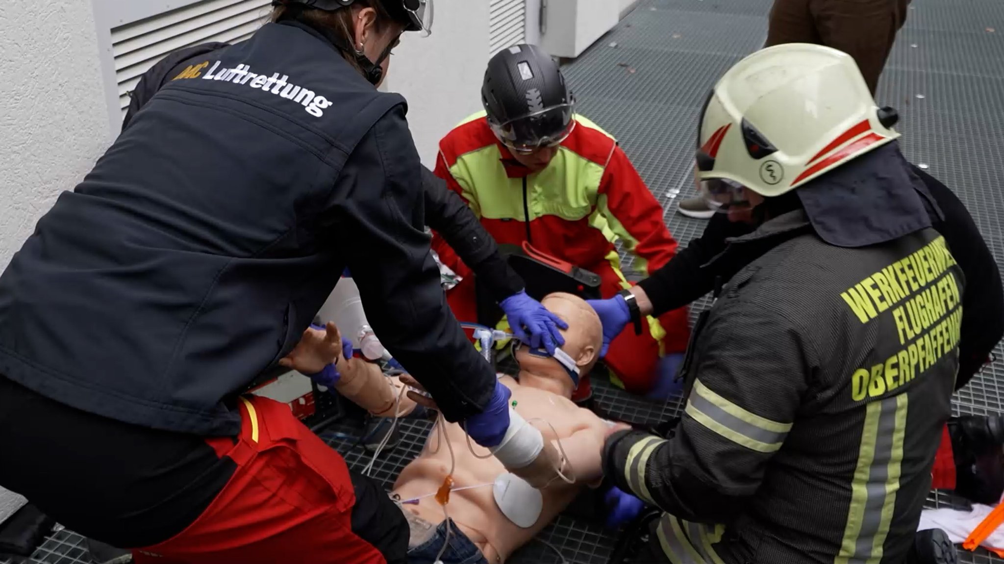 Üben für den Ernstfall - jeder Handgriff muss richtig sein. Verschiedene Rettungsorganisationen packen mit an. 