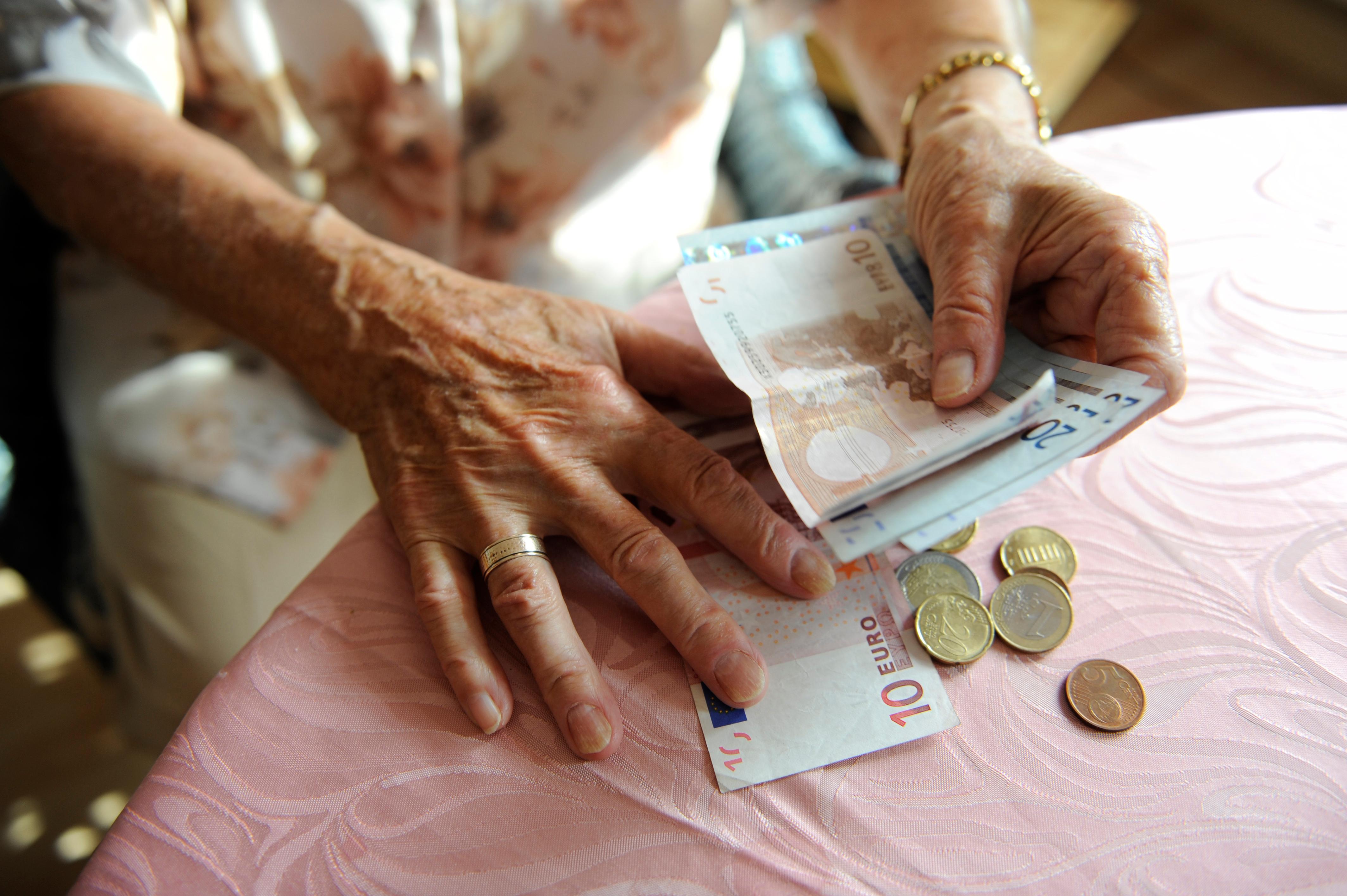 Seniorin zählt Geld