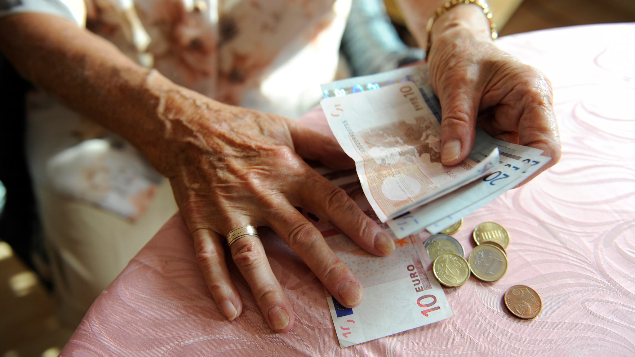 Seniorin zählt Geld