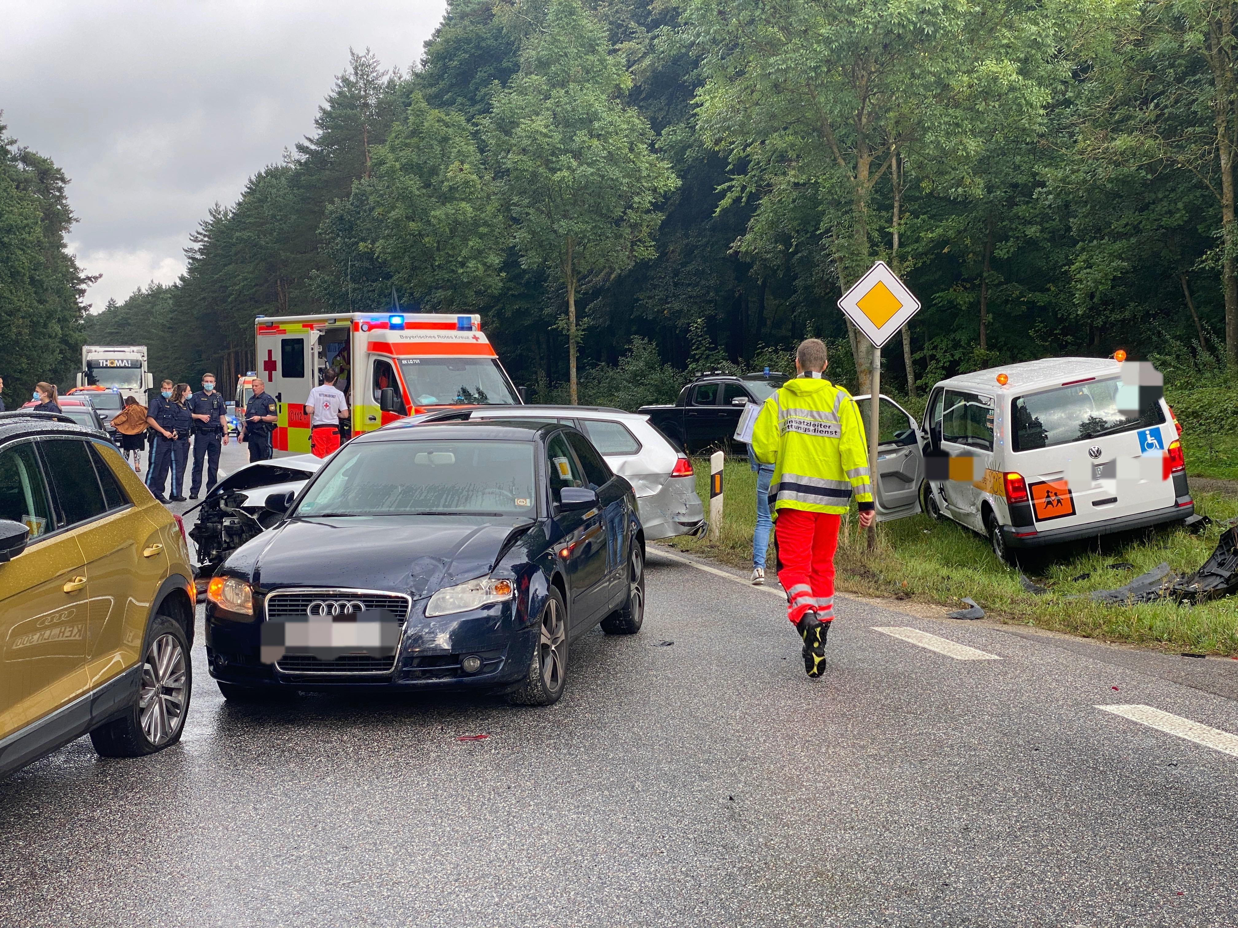 elf verletzte bei unfall mit schulbus im kreis kelheim br24