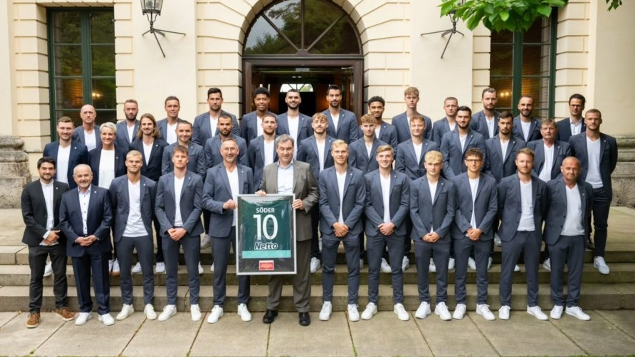 Die Mannschaft des SSV Jahn im Gruppenbild mit Markus Söder 