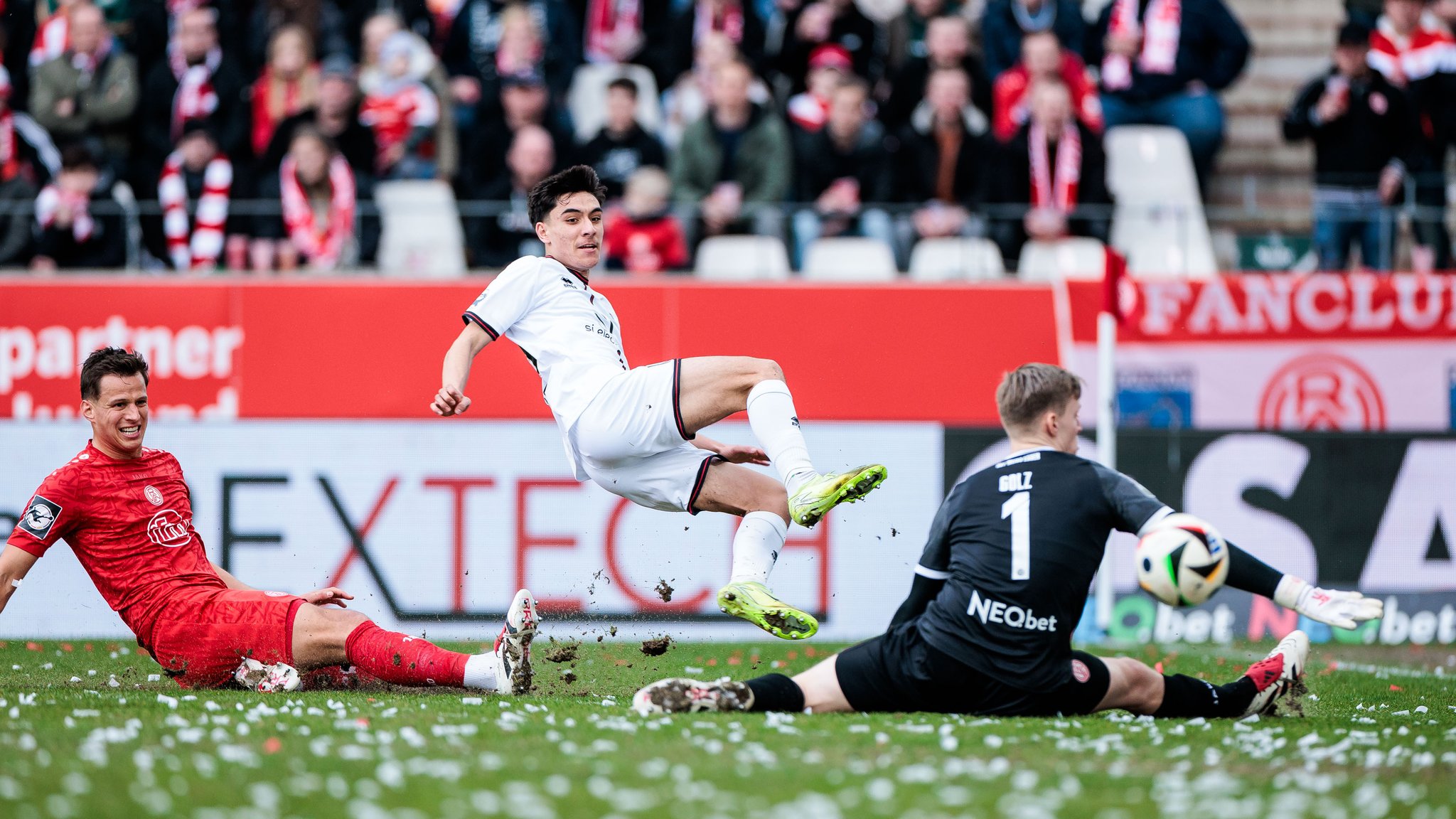 Ausgerutscht: Deniz Zeitler (hinten) und der FC Ingolstadt in Essen