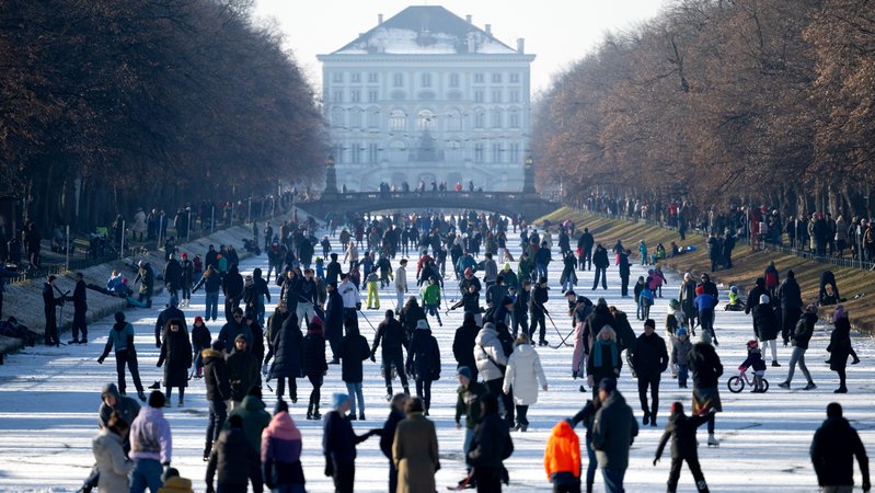 Winterfreuden an frischer Luft auf dem Nymphenburger Kanal in München | Bild: picture alliance/dpa | Sven Hoppe Winterfreuden an frischer Luft auf dem Nymphenburger Kanal in München