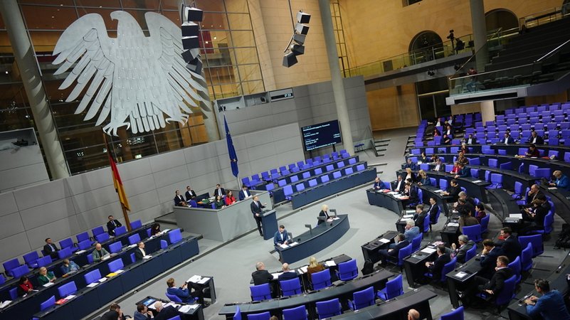 Christian Lindner (M), Parteivorsitzender der FDP, spricht am 19.12.2024 bei der Sitzung des Bundestags. | Bild: dpa-Bildfunk/Kay Nietfeld Christian Lindner (M), Parteivorsitzender der FDP, spricht am 19.12.2024 bei der Sitzung des Bundestags.