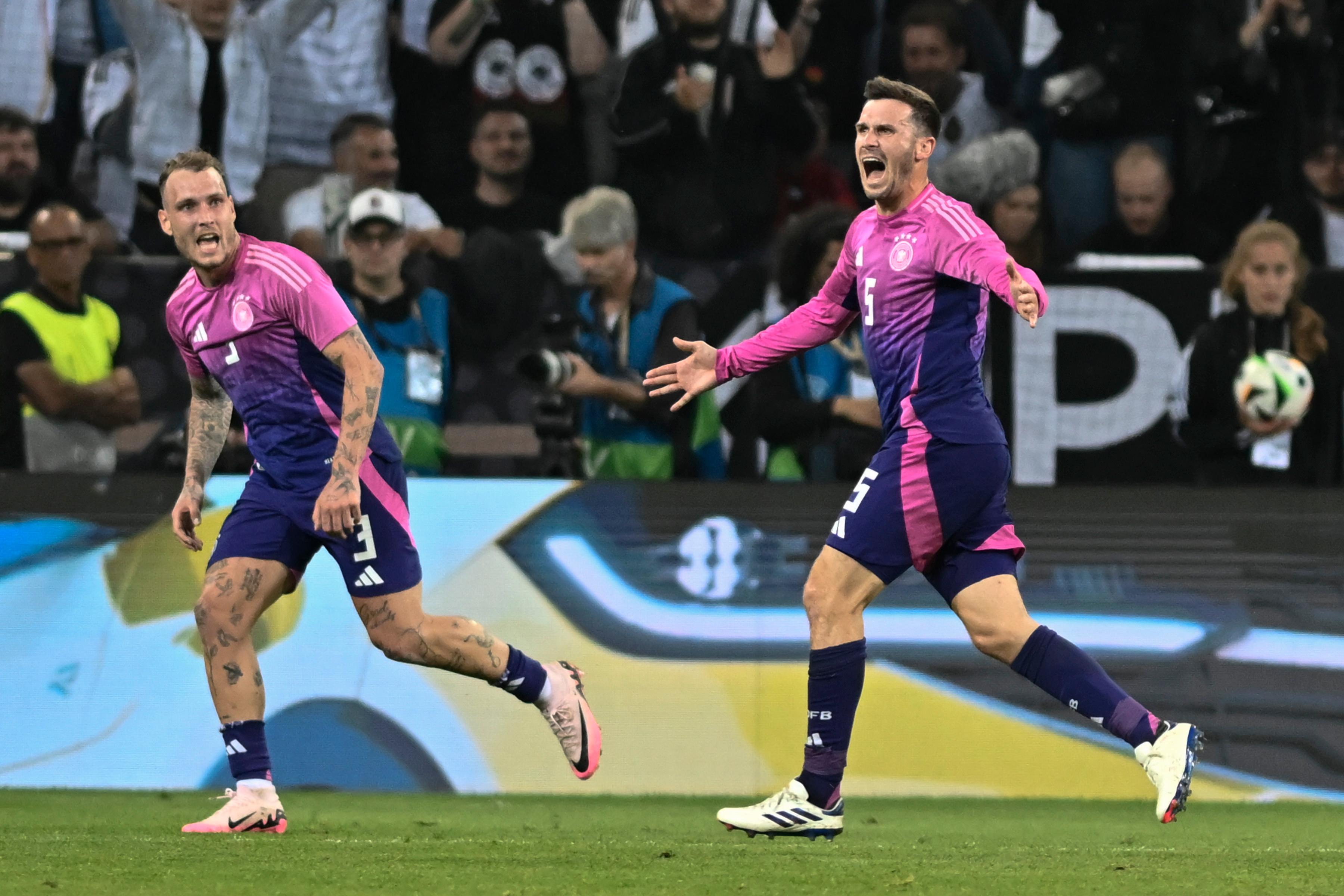 Pascal Groß jubelt nach dem Tor zum 2:1 mit David Raum