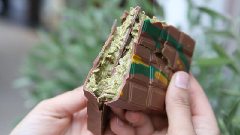 Jemand bricht eine sogenannte Dubai-Schokolade auseinander | Bild: Sascha Thelen/dpa/dpa Jemand bricht eine sogenannte Dubai-Schokolade auseinander