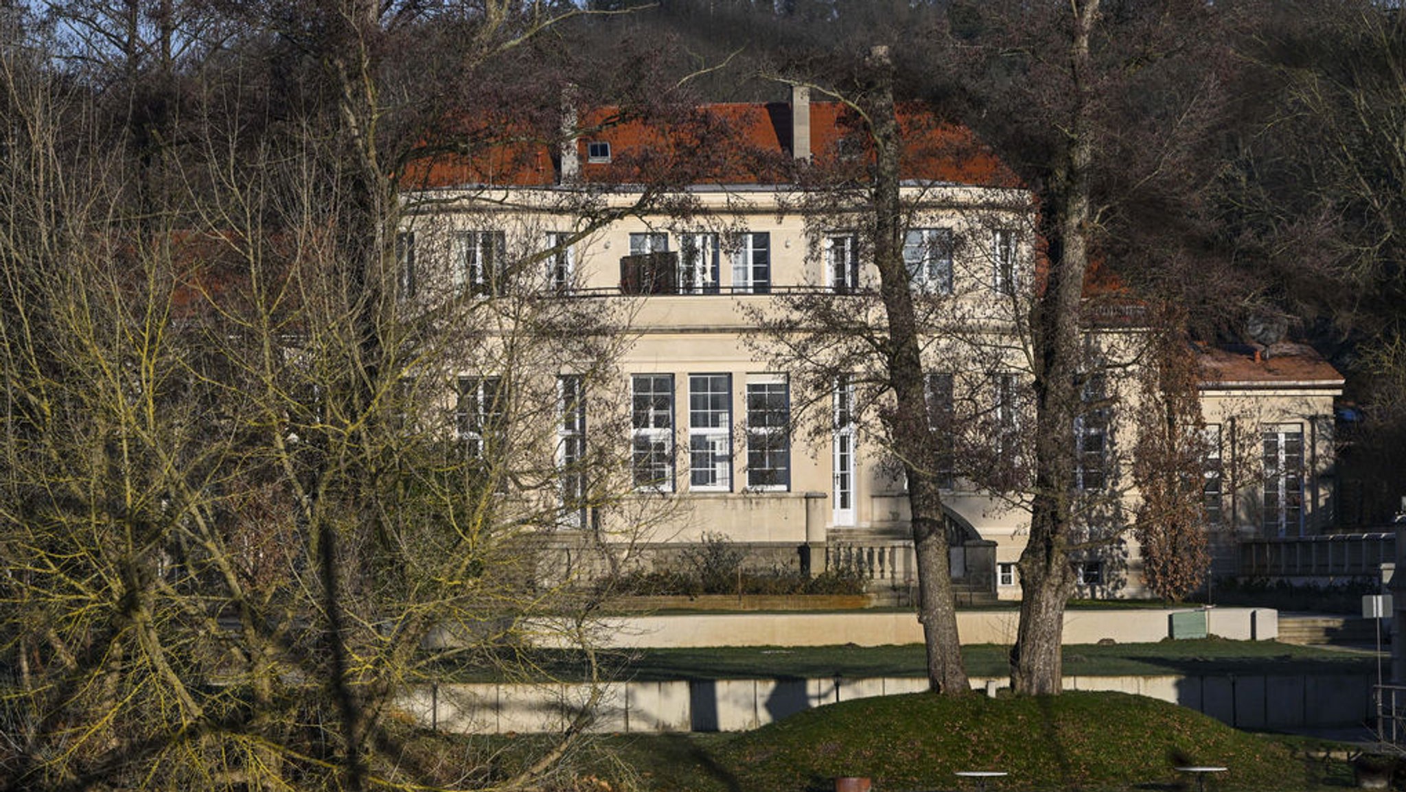 ARCHIV - 10.01.2024, Berlin: Blick auf ein Gästehaus in Potsdam, in dem AfD-Politiker nach einem Bericht des Medienhauses Correctiv im November an einem Treffen teilgenommen haben sollen. Daran soll auch der bekannteste Vertreter der rechtsextremen Identitären Bewegung, Martin Sellner, teilgenommen haben. Informelle Treffen politisch Gleichgesinnter sind nicht nur im rechten Spektrum Normalität. Kontakte zwischen AfD-Politikern und Aktivisten der sogenannten Neuen Rechten sind nicht neu. Weshalb sorgt eine Zusammenkunft in Brandenburg jetzt dennoch für Aufsehen? Foto: Jens Kalaene/dpa +++ dpa-Bildfunk +++