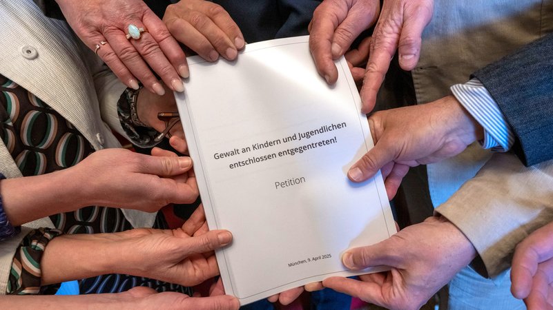 Im April reichte ein Bündnis aus Betroffenen und Wissenschaftlern eine Petition zur Aufarbeitung von Missbrauch im Landtag ein. | Bild: picture alliance/dpa | Peter Kneffel Im April reichte ein Bündnis aus Betroffenen und Wissenschaftlern eine Petition zur Aufarbeitung von Missbrauch im Landtag ein.