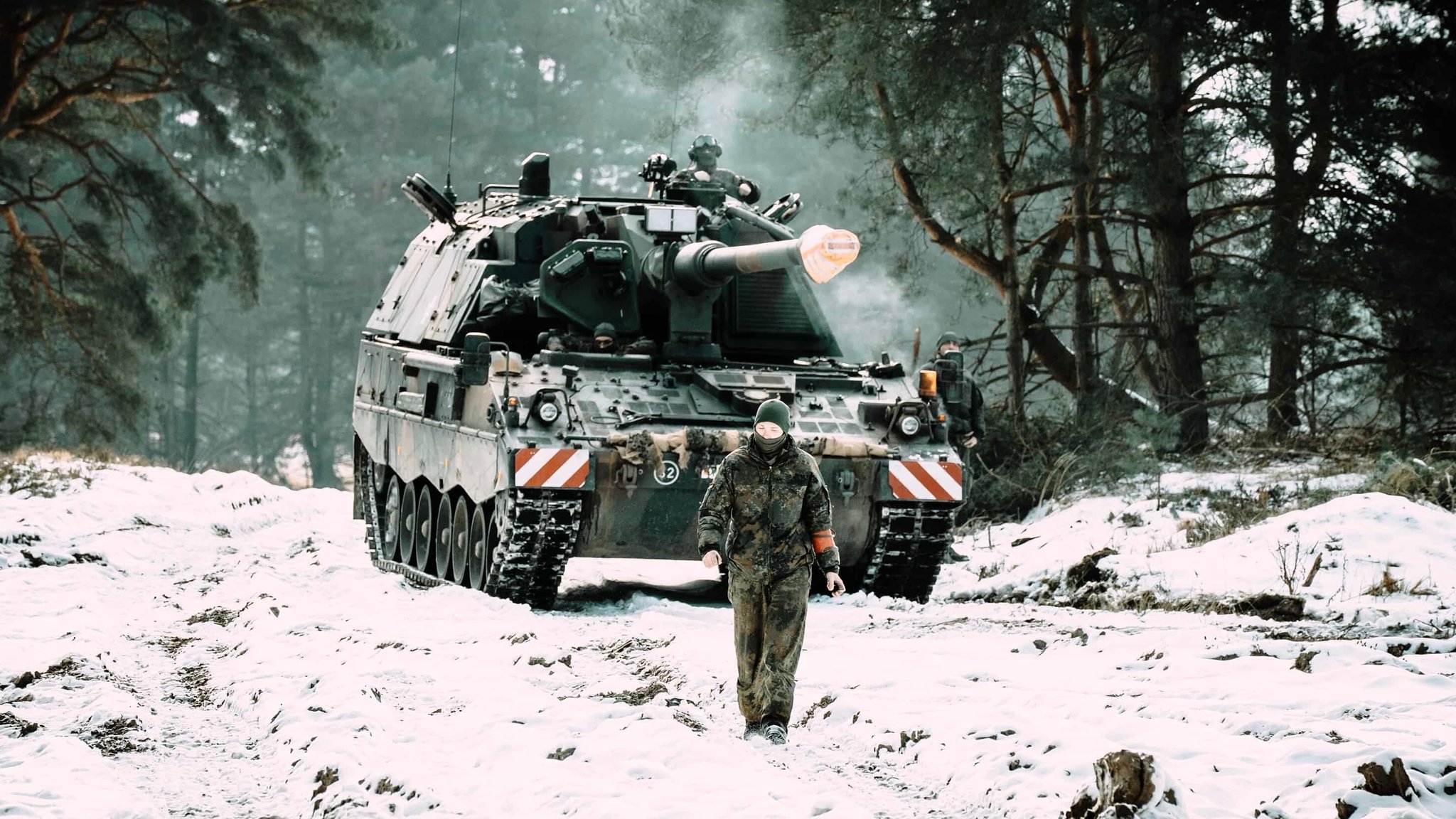 Hauptfeldwebel Jana vor einer Panzerhaubitze 2000. Sie ist Geschützführerin und zählt zu den rund 25.000 deutschen Soldatinnen. 