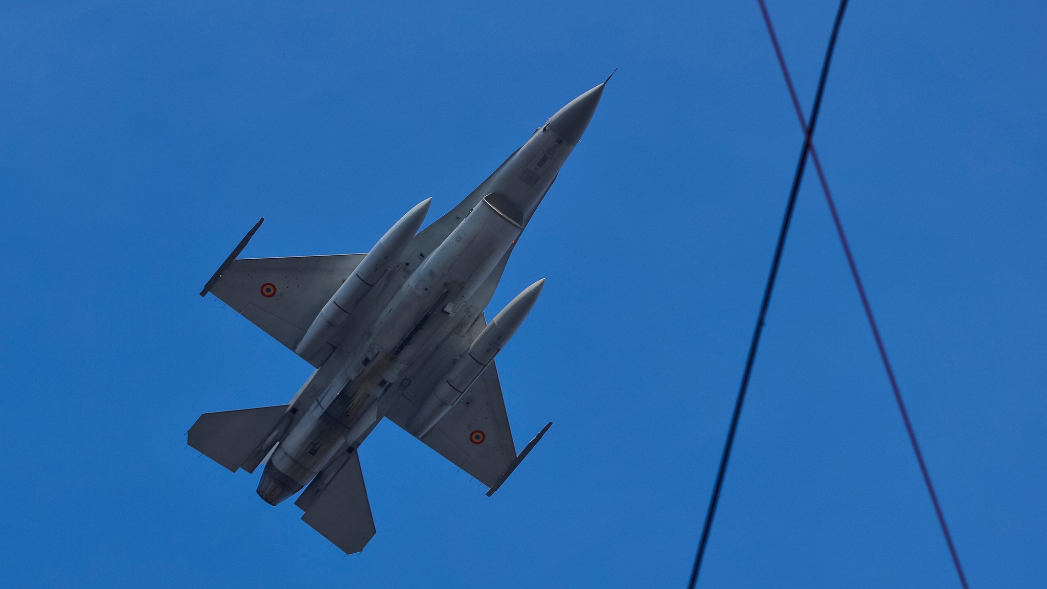 (Archiv) Ein rumänischer F-16-Jet | Bild: picture alliance / AP Photo | jfillery|File|Filed|12/1/2016 4\10\14 PM, Vadim Ghirda (Archiv) Ein rumänischer F-16-Jet