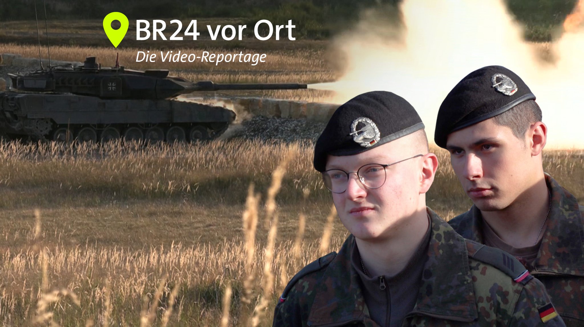 Die Soldaten Moritz (rechts) und Enno vor einem Panzer