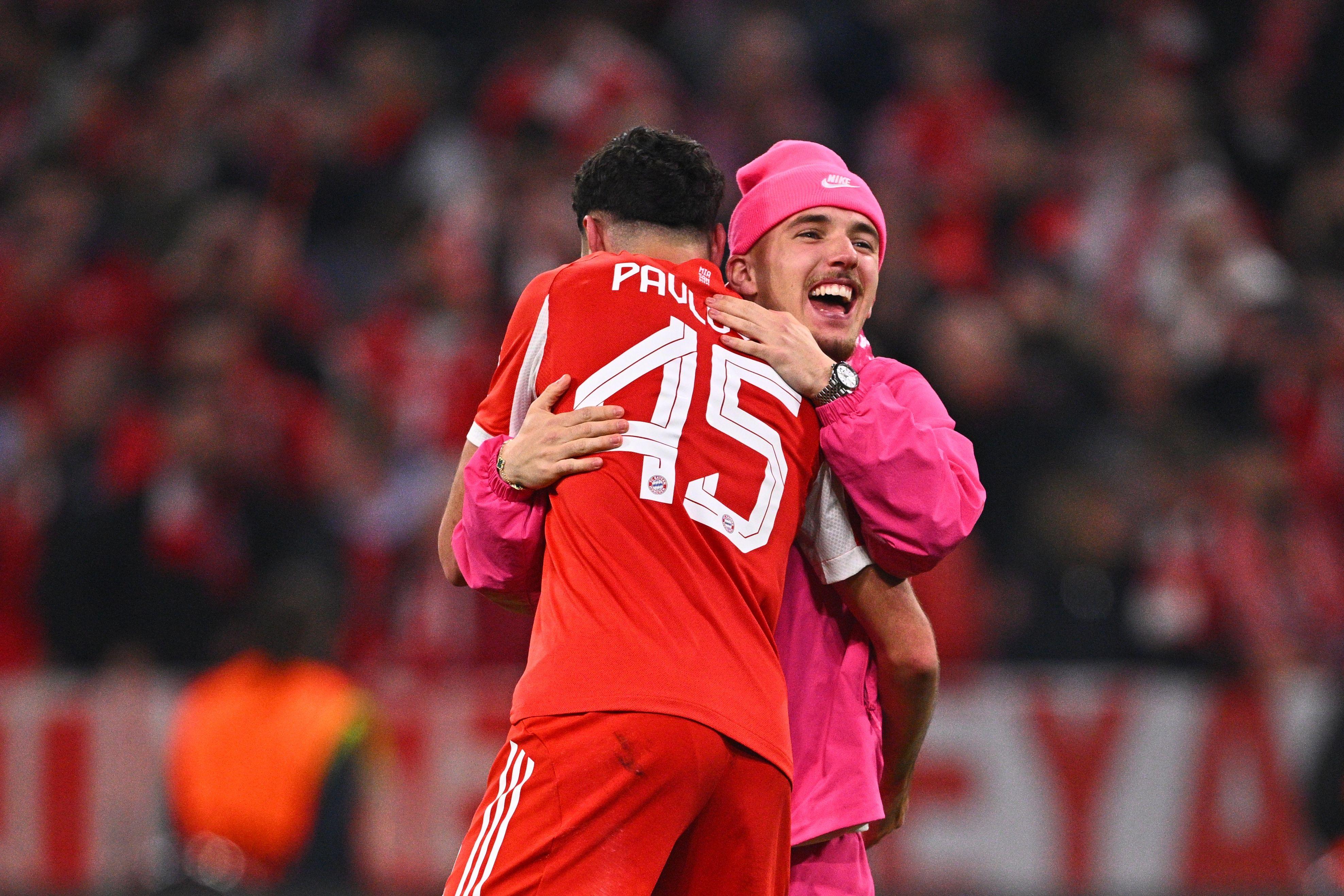 Rot und Pink: Lennart Karl (Bayern München) und Aleksandar Pavlovic (Bayern München) feiern nach dem Spiel