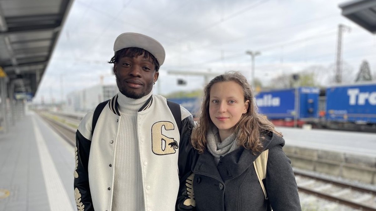 Der von Abschiebung bedrohte Osaivbie Ekogiawe aus Nigeria wartet mit seiner Freundin Elisa Goldberg am Hauptbahnhof Würzburg auf den Zug nach München. 