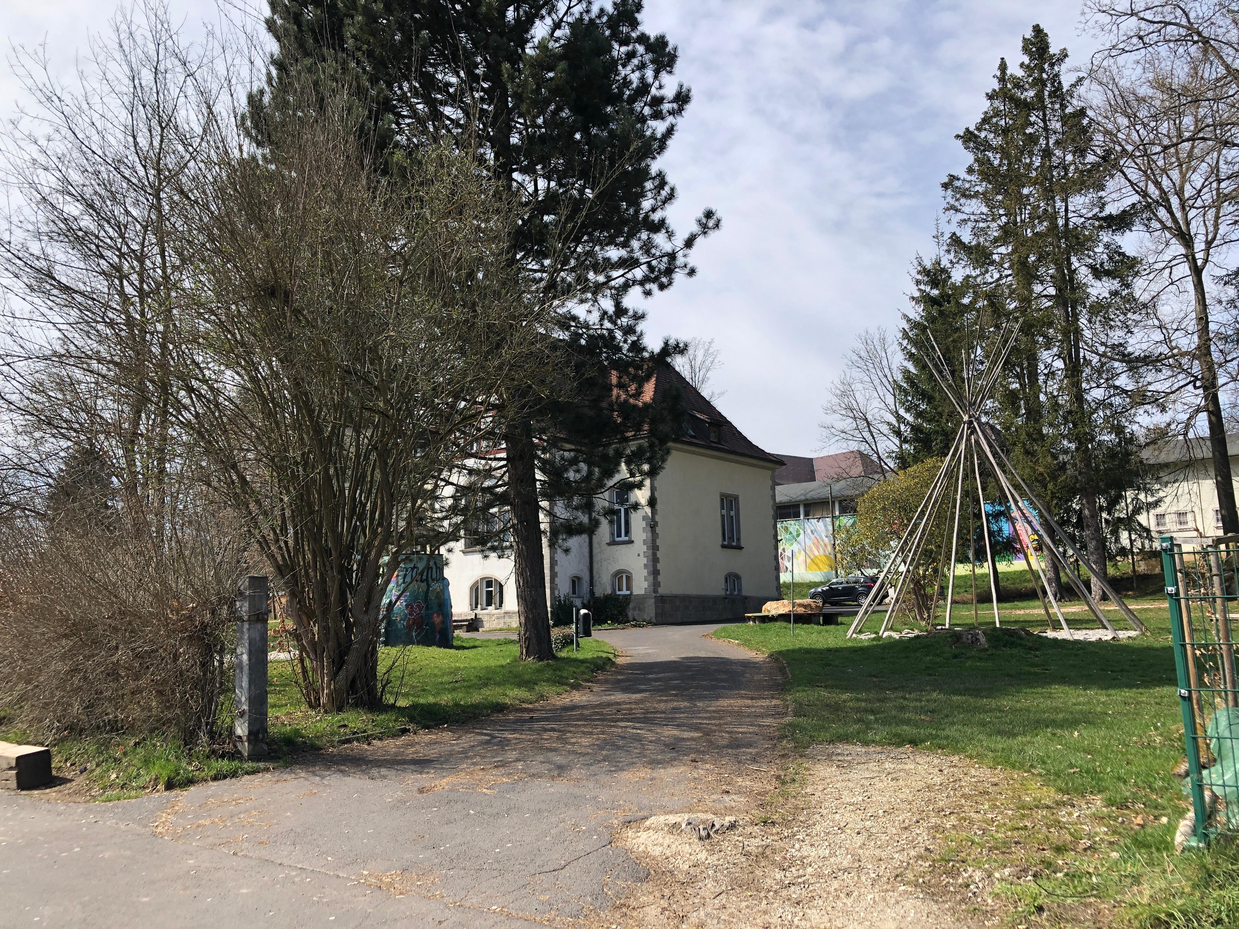 Außenbereich mit Wohngruppe im Kinder- und Jugendhilfezentrum St. Josef Wunsiedel 