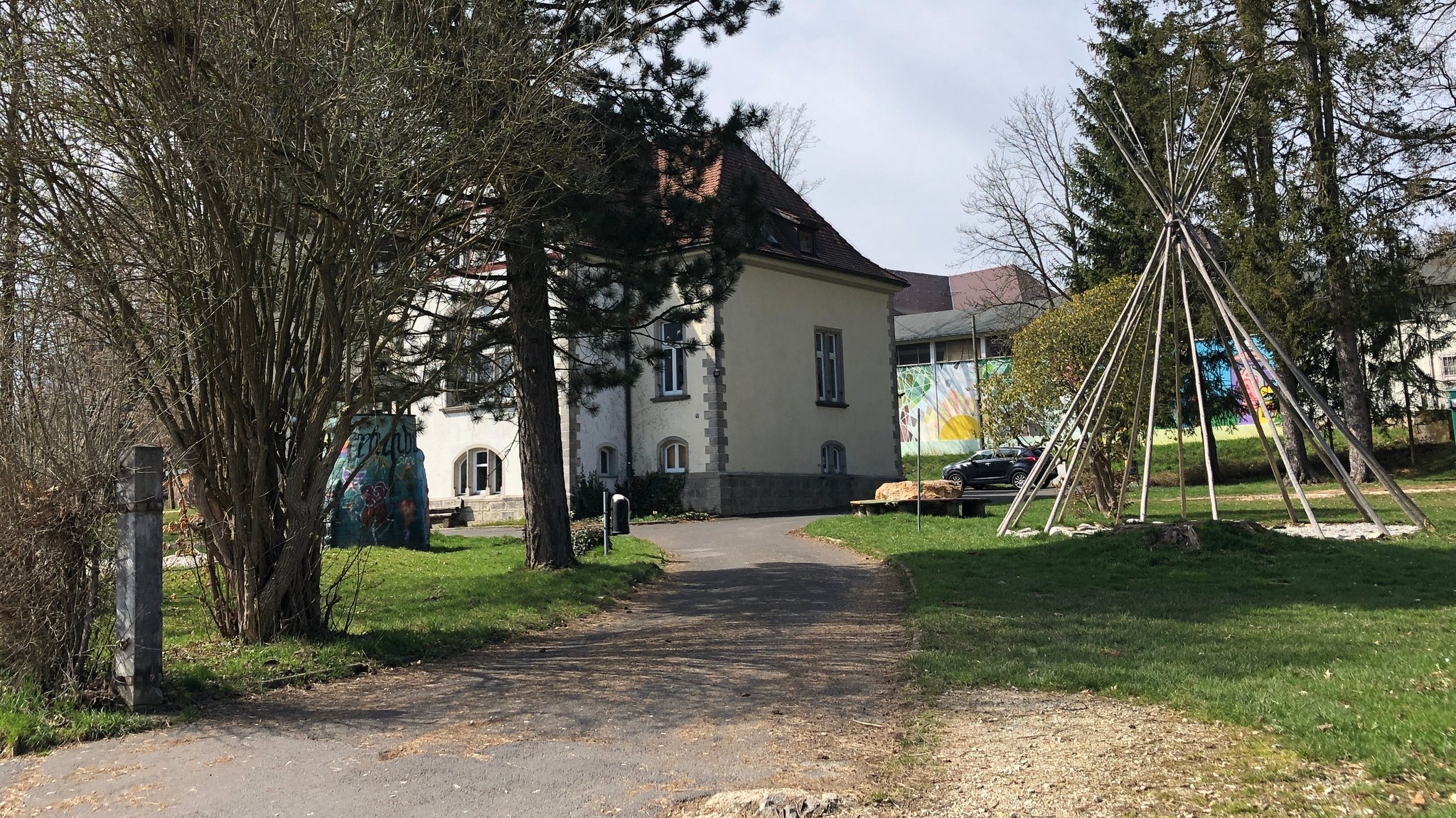 Außenbereich mit Wohngruppe im Kinder- und Jugendhilfezentrum St. Josef Wunsiedel 