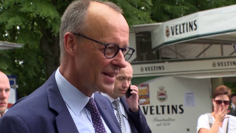 Der Kanzler hob die Stabilität seiner schwarz-roten Koalition hervor | Bild: BR Der Kanzler hob die Stabilität seiner schwarz-roten Koalition hervor