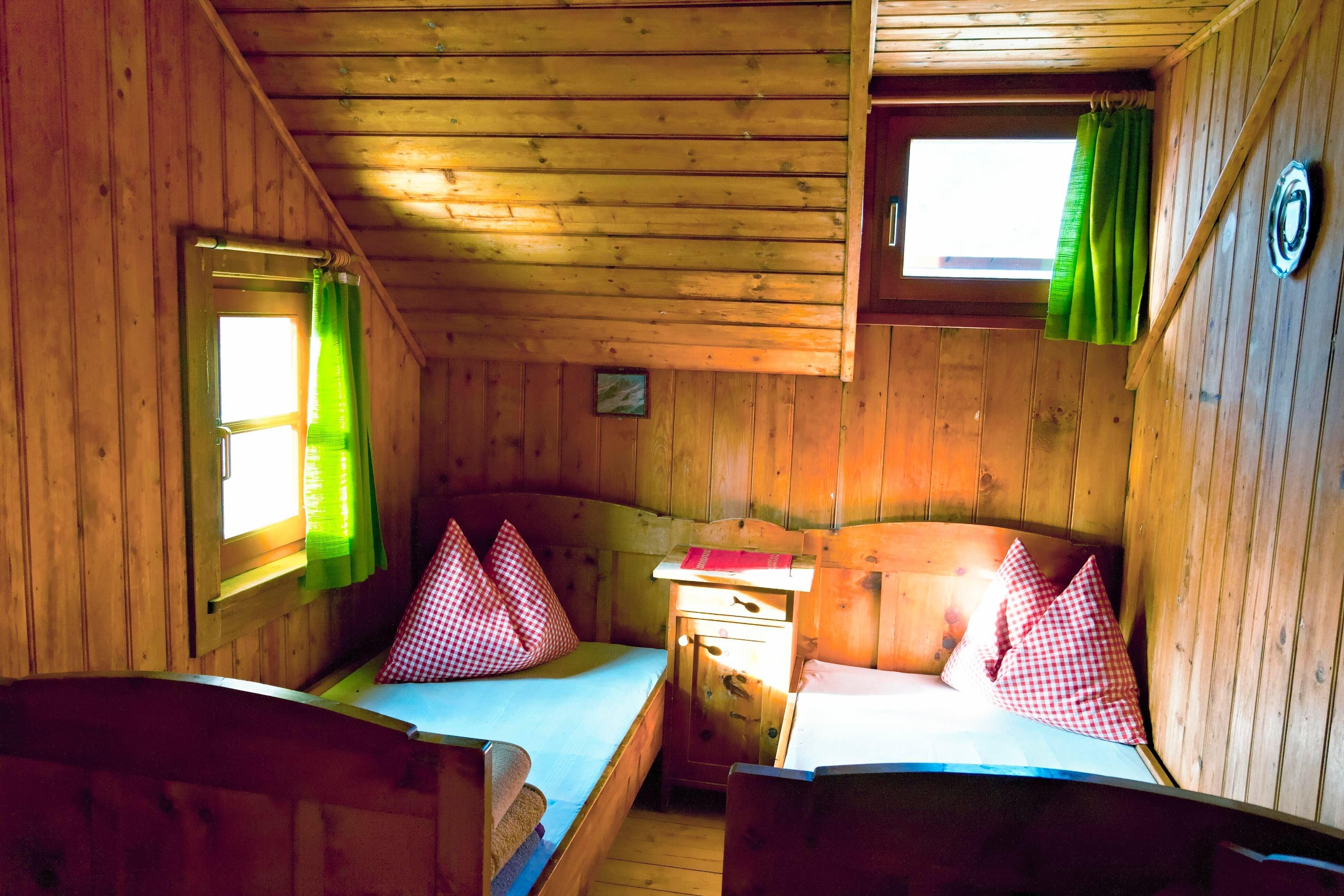 Symbolbild: Betten in einer Hütte