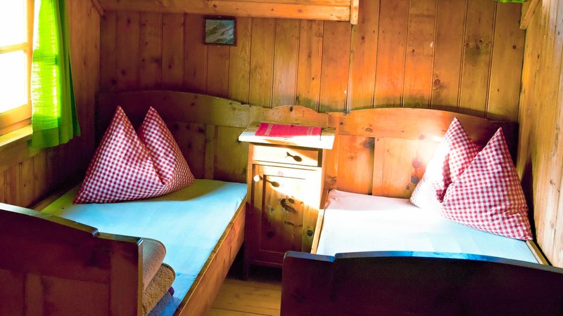 Symbolbild: Betten in einer Hütte | Bild: picture alliance / imageBROKER | Bernd Bieder Symbolbild: Betten in einer Hütte