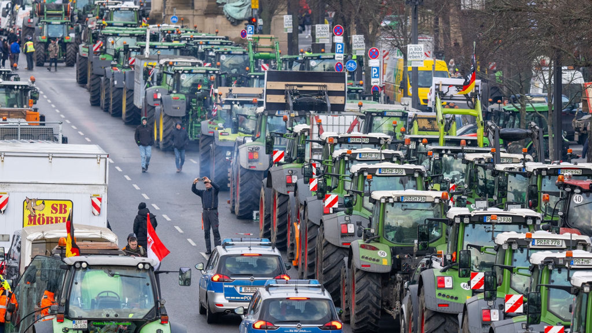 15.01.2024, Berlin: Zahlreiche Traktoren, Lastwagen und Autos stehen auf der Straße des 17. Juni. Zu einer Großdemonstration der Bauernverbände und des Speditionsverbands BGL werden laut Polizei etwa 10 000 Teilnehmer und 5000 Fahrzeuge erwartet. Die Proteste richten sich gegen geplante Subventionskürzungen durch die Bundesregierung unter anderem beim Agrardiesel. Foto: Monika Skolimowska/dpa +++ dpa-Bildfunk +++