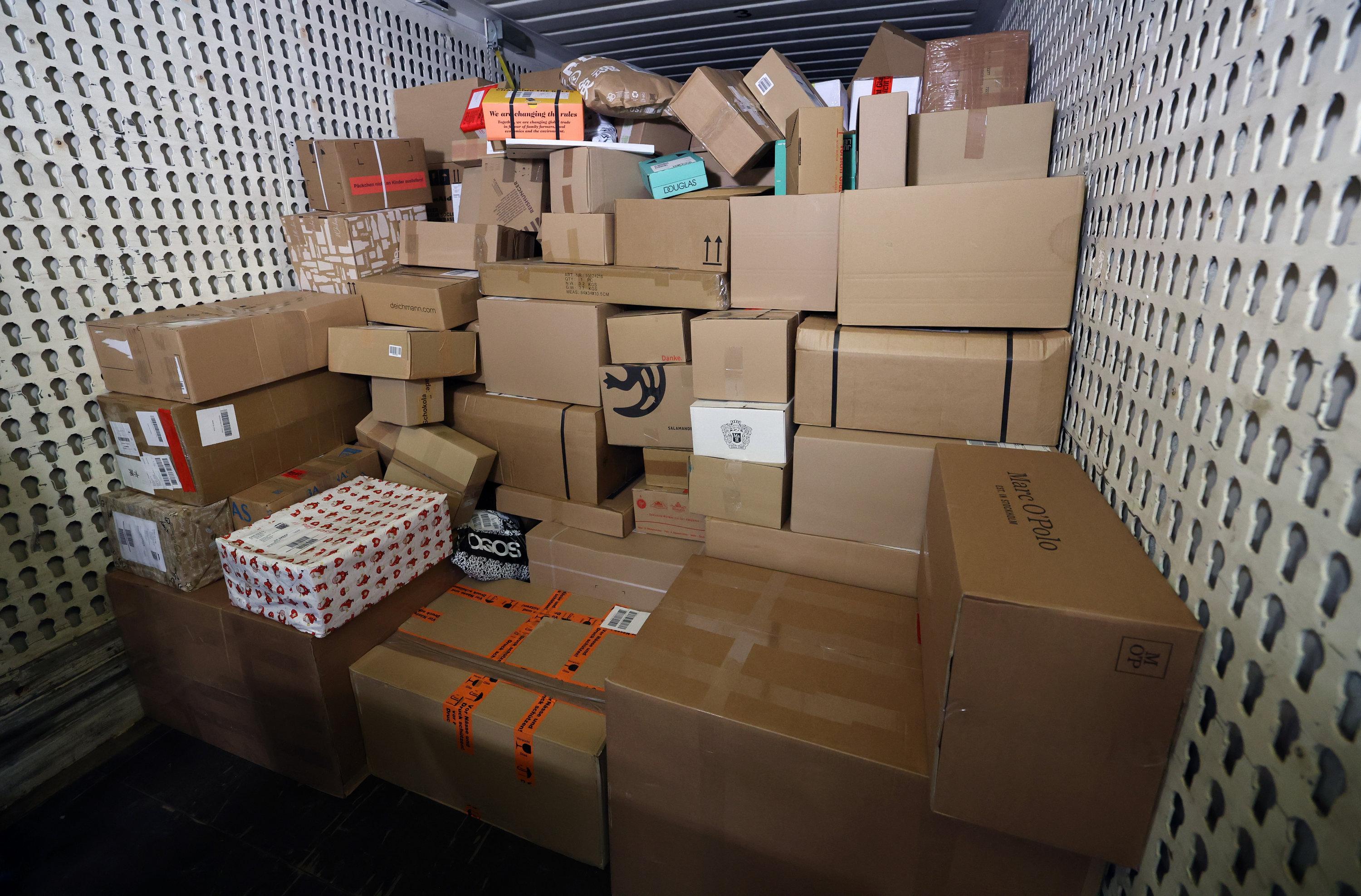 ARCHIV - 21.12.2022, Mecklenburg-Vorpommern, Groß Schwaß: In einer Zustellbasis liefert ein LKW Pakete an, um sie auf die Zustellfahrzeuge aufzuteilen. (zu dpa: «Warnstreiks in bayerischer Paketbranche vor Weihnachten») Foto: Bernd Wüstneck/dpa +++ dpa-Bildfunk +++