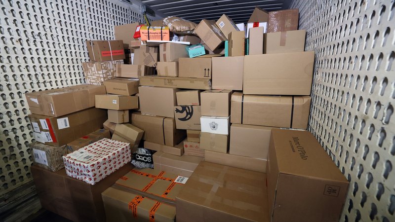 ARCHIV - 21.12.2022, Mecklenburg-Vorpommern, Groß Schwaß: In einer Zustellbasis liefert ein LKW Pakete an, um sie auf die Zustellfahrzeuge aufzuteilen. (zu dpa: «Warnstreiks in bayerischer Paketbranche vor Weihnachten») Foto: Bernd Wüstneck/dpa +++ dpa-Bildfunk +++ | Bild: dpa-Bildfunk/Bernd Wüstneck ARCHIV - 21.12.2022, Mecklenburg-Vorpommern, Groß Schwaß: In einer Zustellbasis liefert ein LKW Pakete an, um sie auf die Zustellfahrzeuge aufzuteilen. (zu dpa: «Warnstreiks in bayerischer Paketbranche vor Weihnachten») Foto: Bernd Wüstneck/dpa +++ dpa-Bildfunk +++