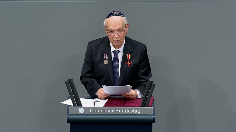 Der Bundestag gedachte heute der Opfer des Nationalsozialismus und der Befreiung des NS-Vernichtungslagers Auschwitz-Birkenau vor 80 Jahren . | Bild: BR 2025 Der Bundestag gedachte heute der Opfer des Nationalsozialismus und der Befreiung des NS-Vernichtungslagers Auschwitz-Birkenau vor 80 Jahren .