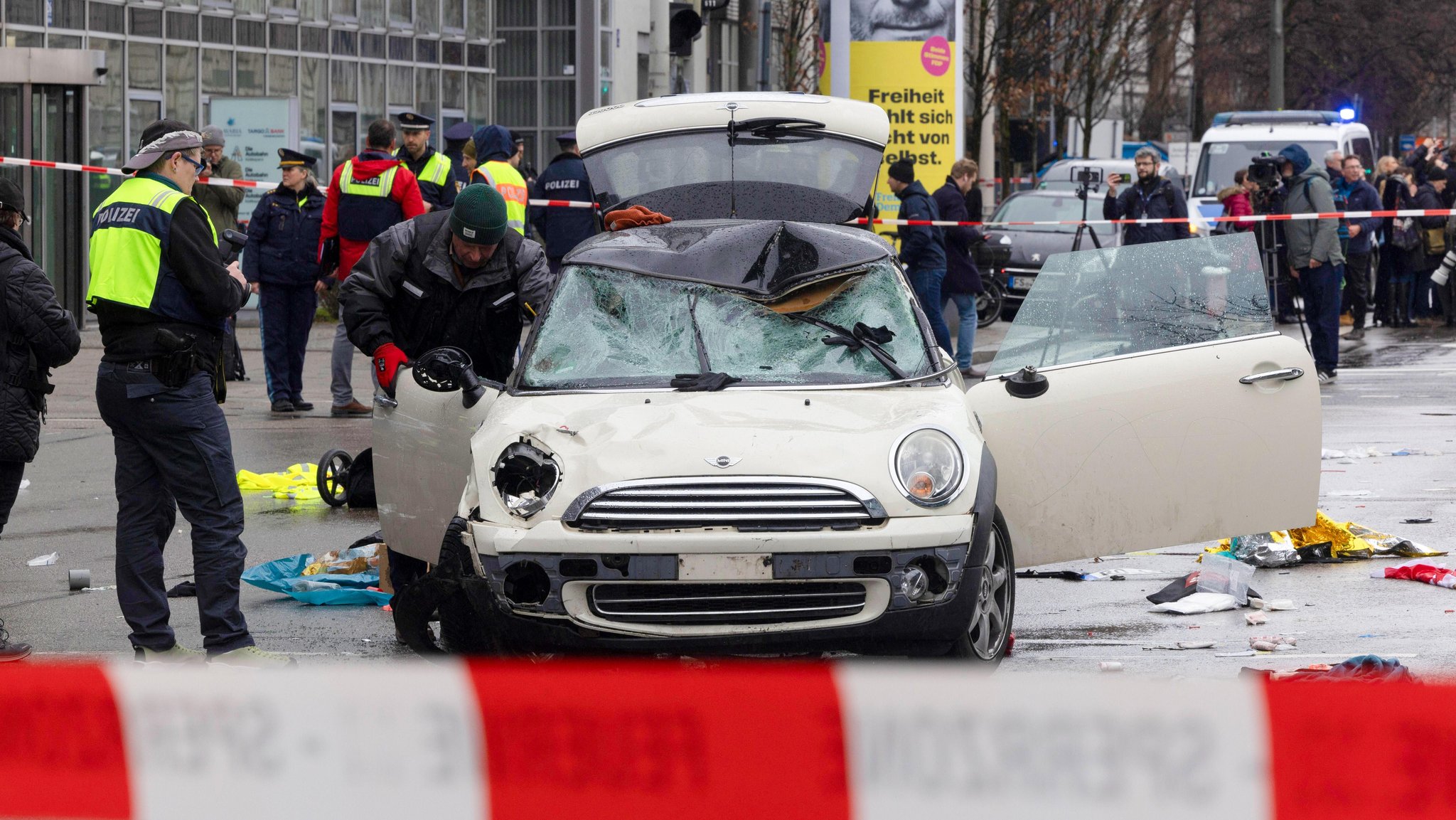 (Archivbild) Bild der Verwüstung nach einem Terroranschlag auf eine Demonstration in München im Februar 2025 | Bild: picture alliance / epd-bild | Maximilian Eberl (Archivbild) Bild der Verwüstung nach einem Terroranschlag auf eine Demonstration in München im Februar 2025