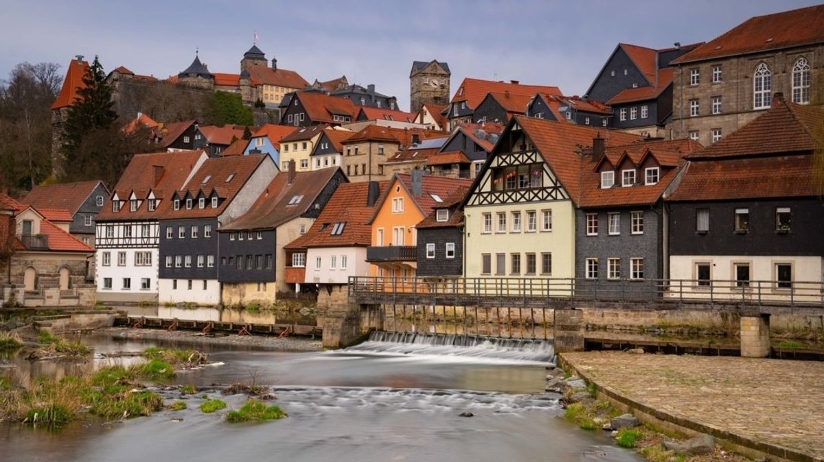 Blick auf die Stadt Kronach mit einigen Fachwerkhäusern, im Hintergrund die Altstadt.