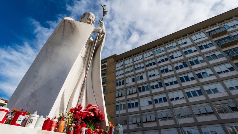 Statue von John Paul II vor dem Gemelli Krankenhaus, in dem Papst Franziskus gerade behandelt wird. | Bild: picture alliance / ZUMAPRESS.com | Stefano Costantino Statue von John Paul II vor dem Gemelli Krankenhaus, in dem Papst Franziskus gerade behandelt wird.